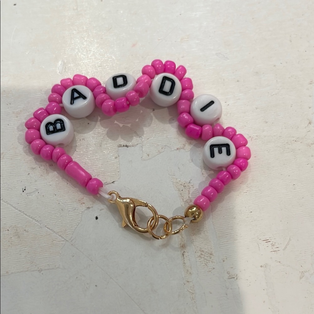 Pink swervy beaded bracelet 'BADDIE' letters
